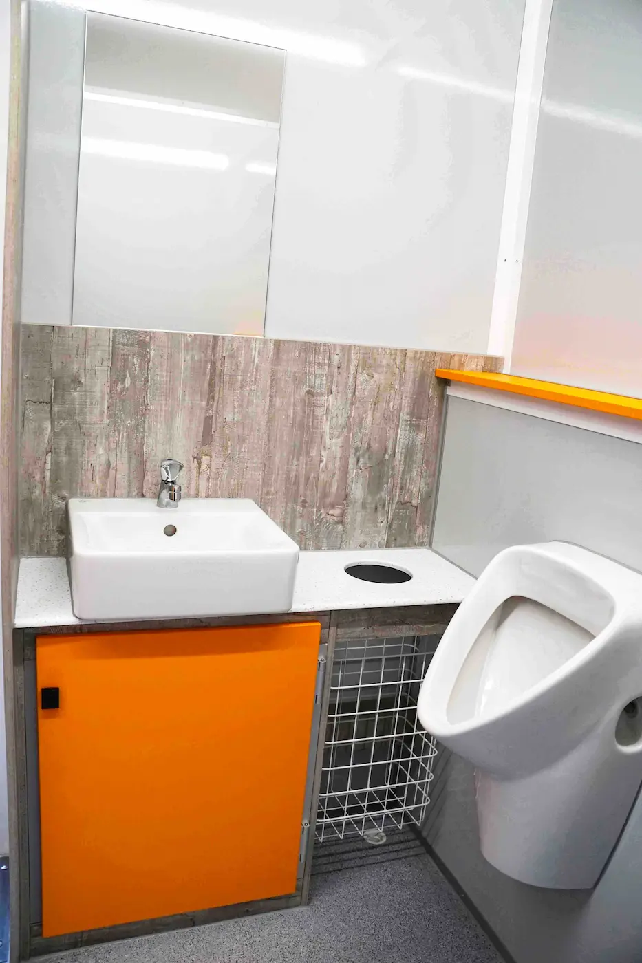 wc-wagen-mylocus-ausstattung