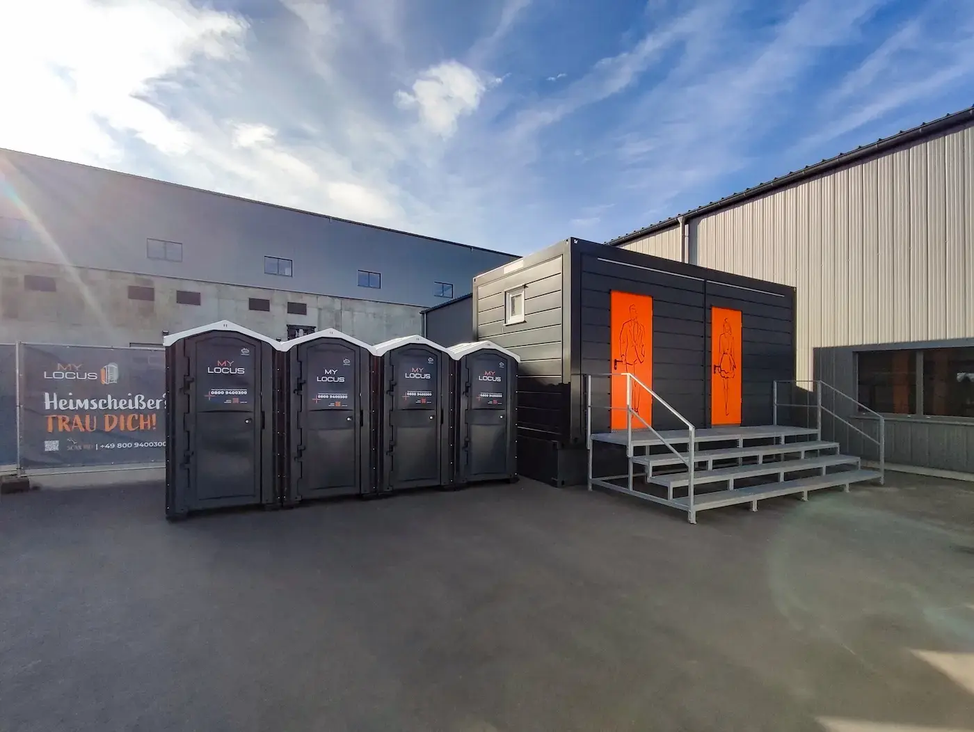 toilettenwagen-und-dixi-toiletten-grau